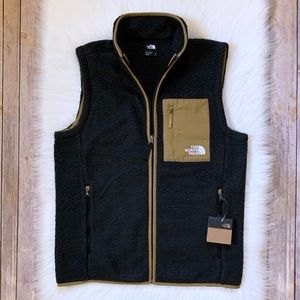 The North Face Men’s North Peak Black Fleece Vest. No tag, excellent condition.